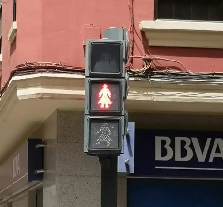 Светофоры в Валенсии: Фигурки на некоторых светофорах одеты в национальные испанские костюмы.