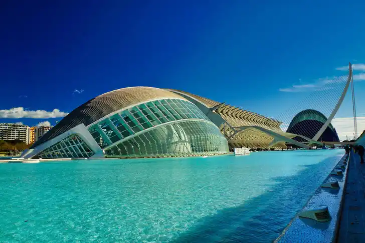 Футуристическая архитектура: Некоторые современные здания напоминают корабли инопланетян.