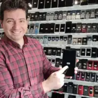 Самая большая коллекция мобильных телефонов принадлежит испанцу. Он попал в Книгу рекордов Гиннесса