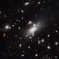 Галактика-загадка: что скрывается за космическим вопросительным знаком?