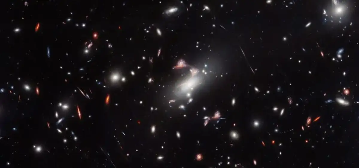 Галактика-загадка: что скрывается за космическим вопросительным знаком?