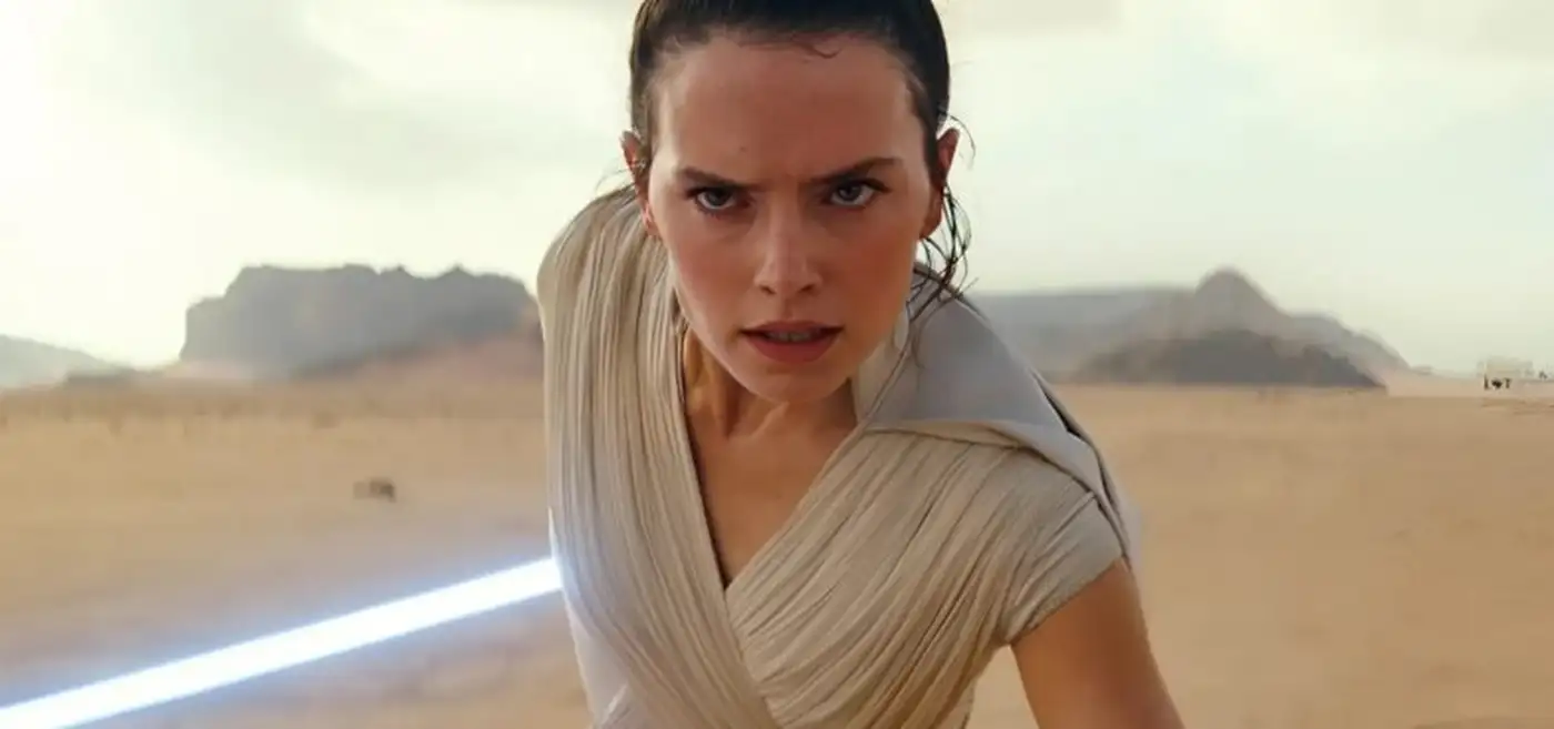Световые мечи наготове: Топ Дейзи Ридли по «Звёздным войнам» вызвал бурю среди фанатов