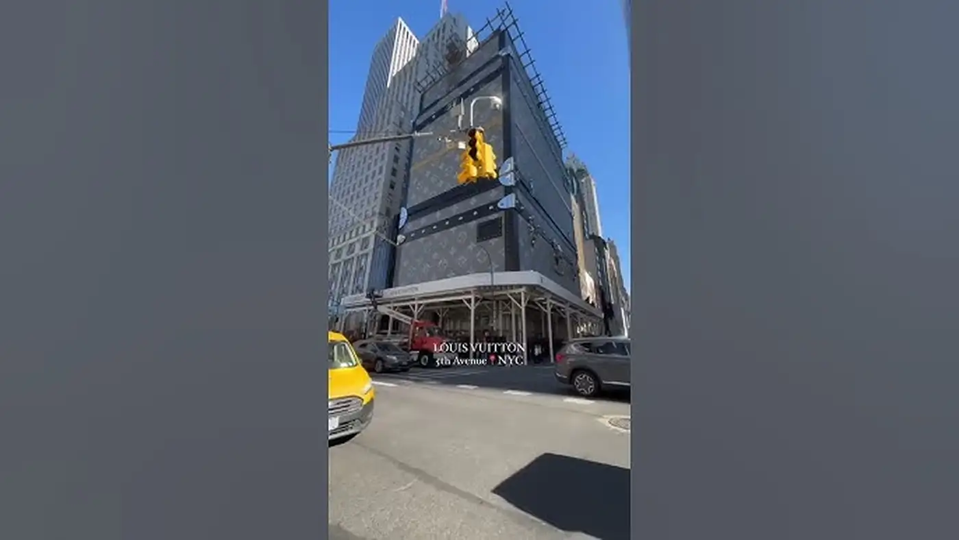 Louis Vuitton: гигантский чемодан