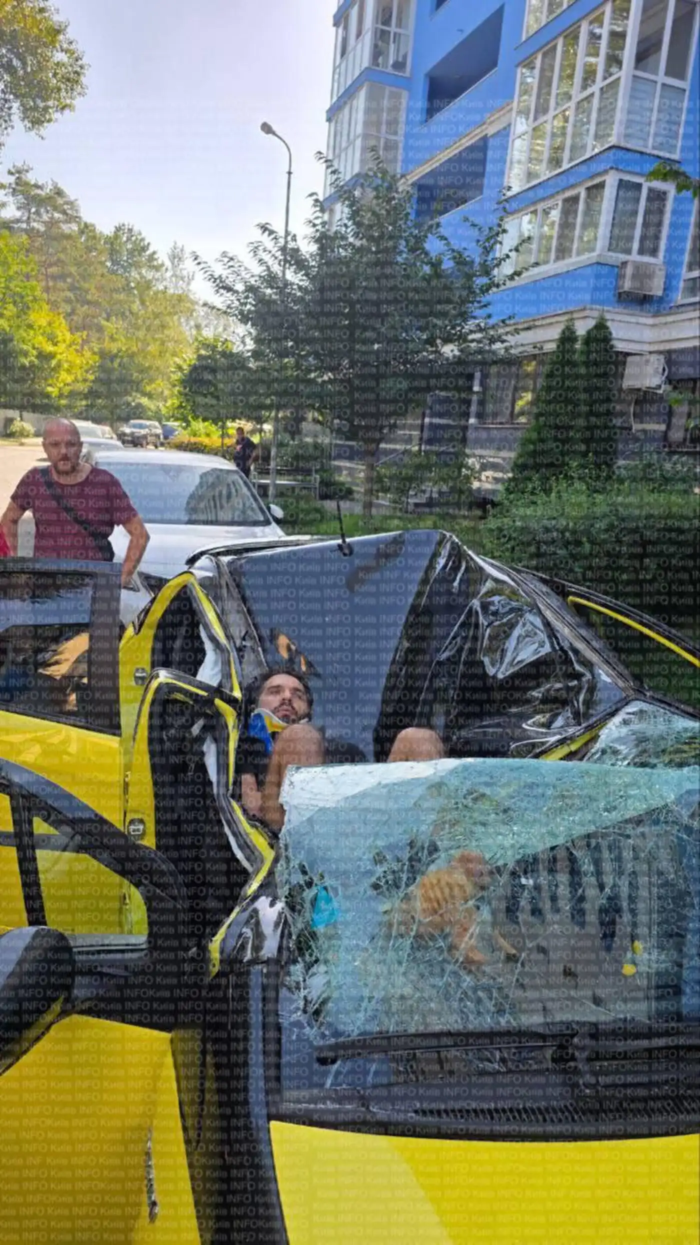 В Киеве мужчина выпал с 19-го этажа и ..