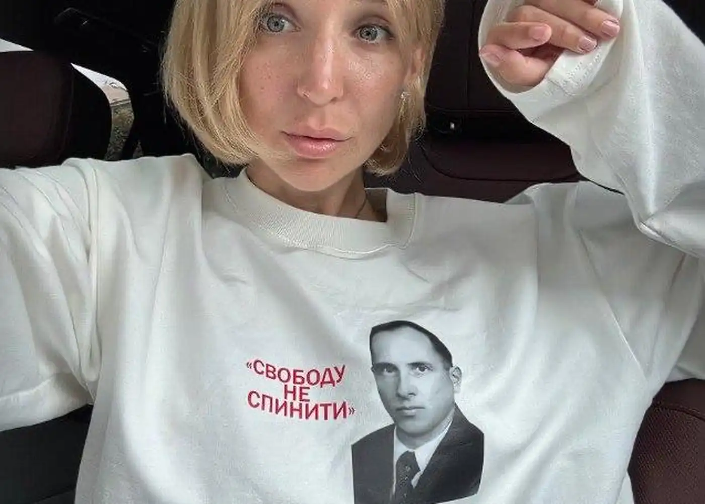 Скандальная украинская блогерша Елена Мандзюк приехала в Польшу в кофте с Бандерой