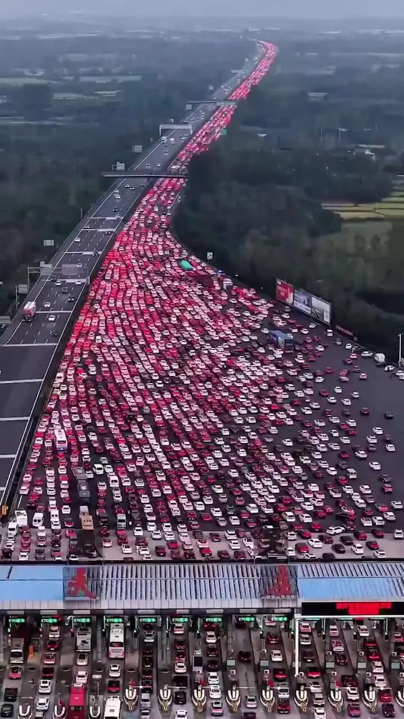 Завораживающее зрелище: гигантские пробки в Китае