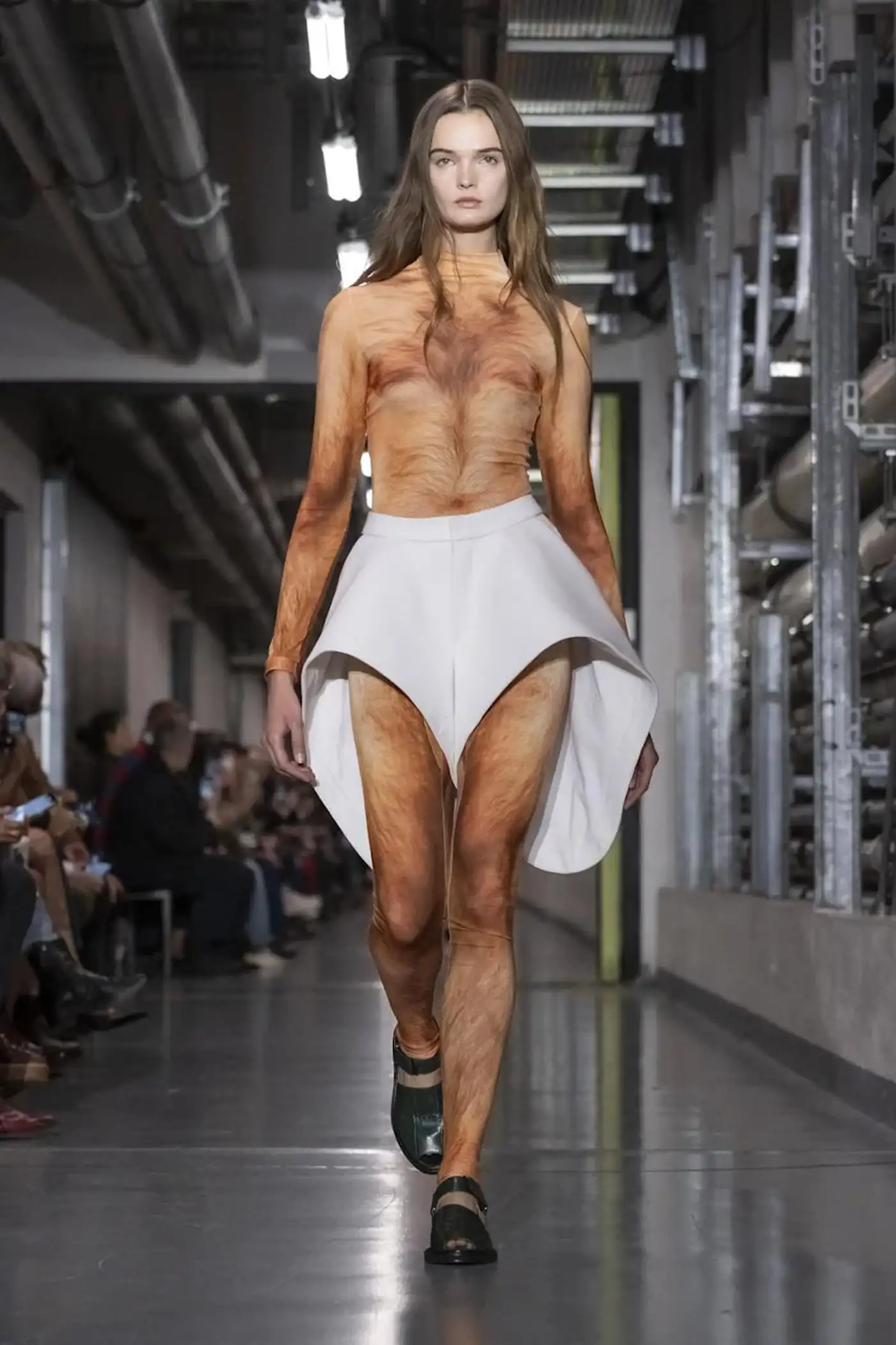 Голый волосатый мужик — так теперь выглядит высокая мода по версии Готье!