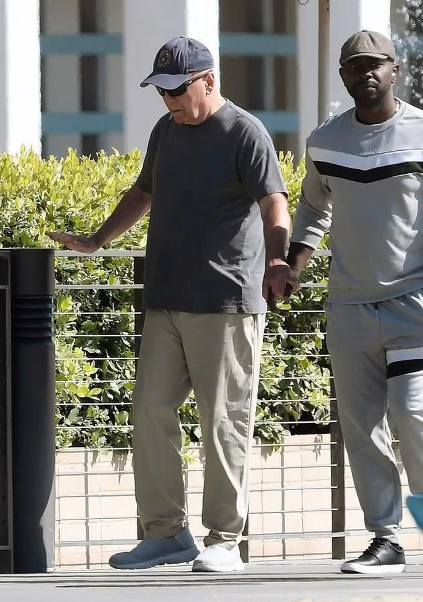 Брюс Уиллис держится: новые фото тронули фанатов