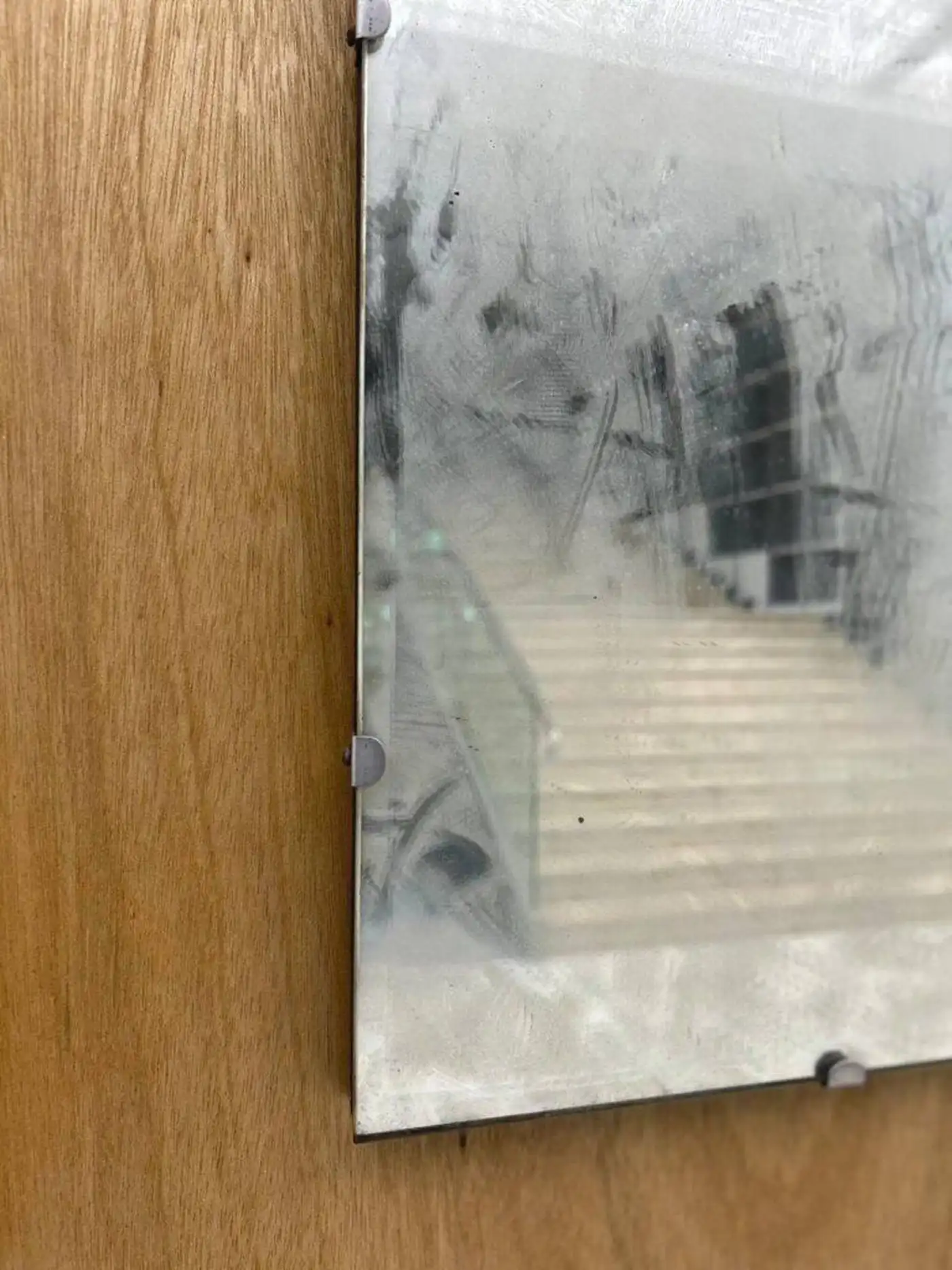 На Тайване уборщик случайно уничтожил арт-объект, решив, что это грязное зеркало