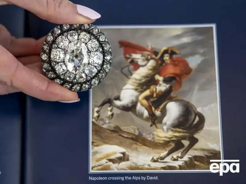 На аукционе Sotheby's в Женеве продали бриллиантовую брошь Наполеона за 4,4 млн долларов