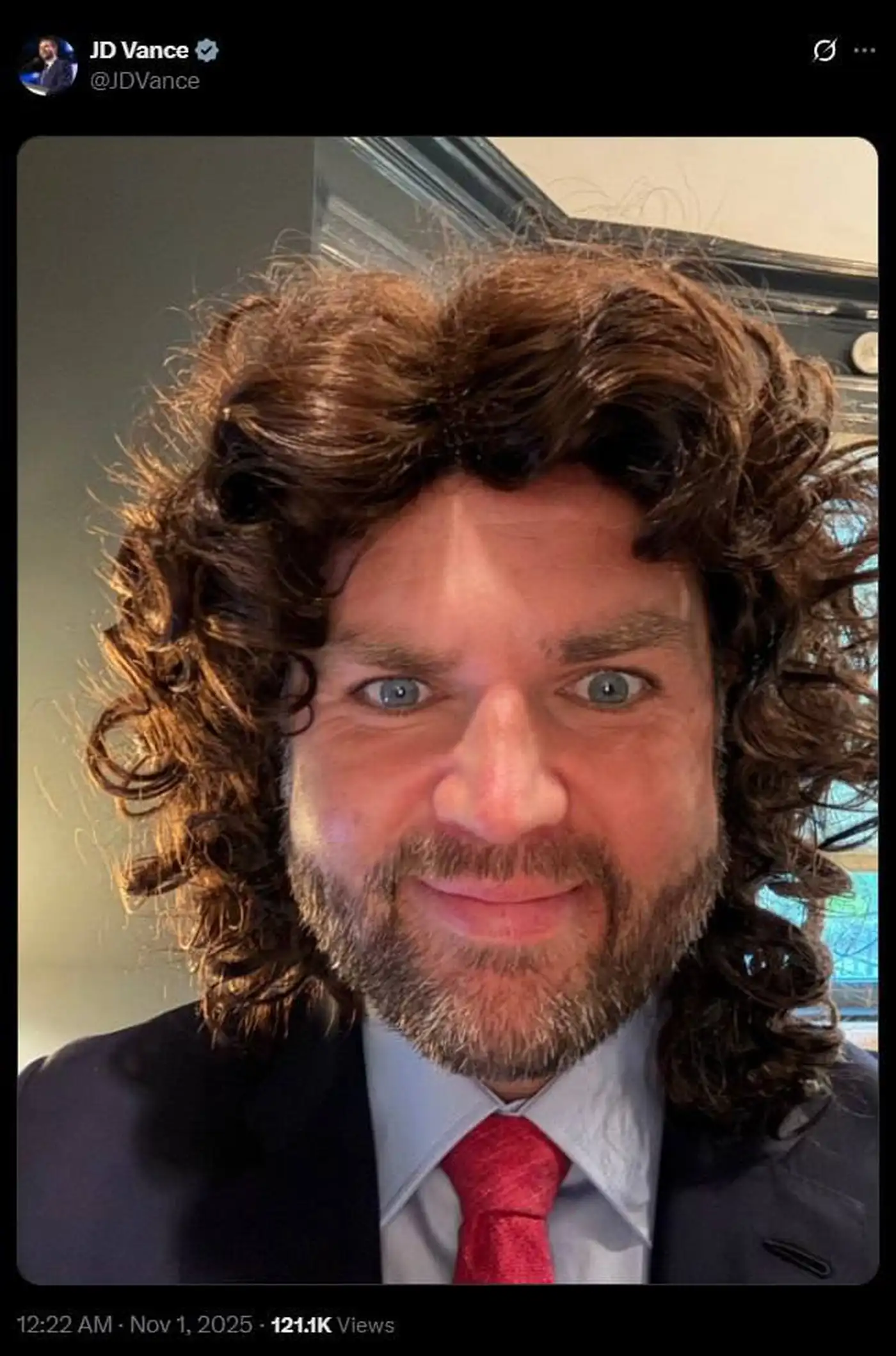 Вице-президент США Вэнс повторил на Хэллоуин образ из мема о себе