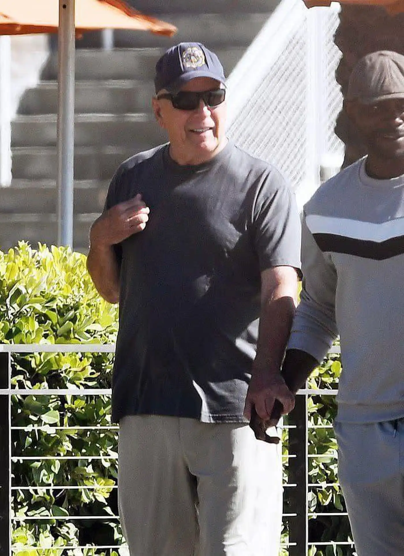 Брюс Уиллис держится: новые фото тронули фанатов 1 2 10