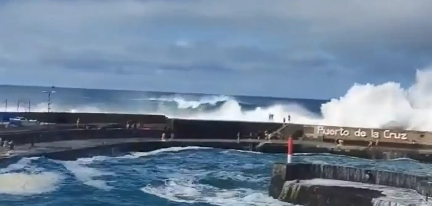 Гигантская волна смыла туристов с пирса на Тенерифе